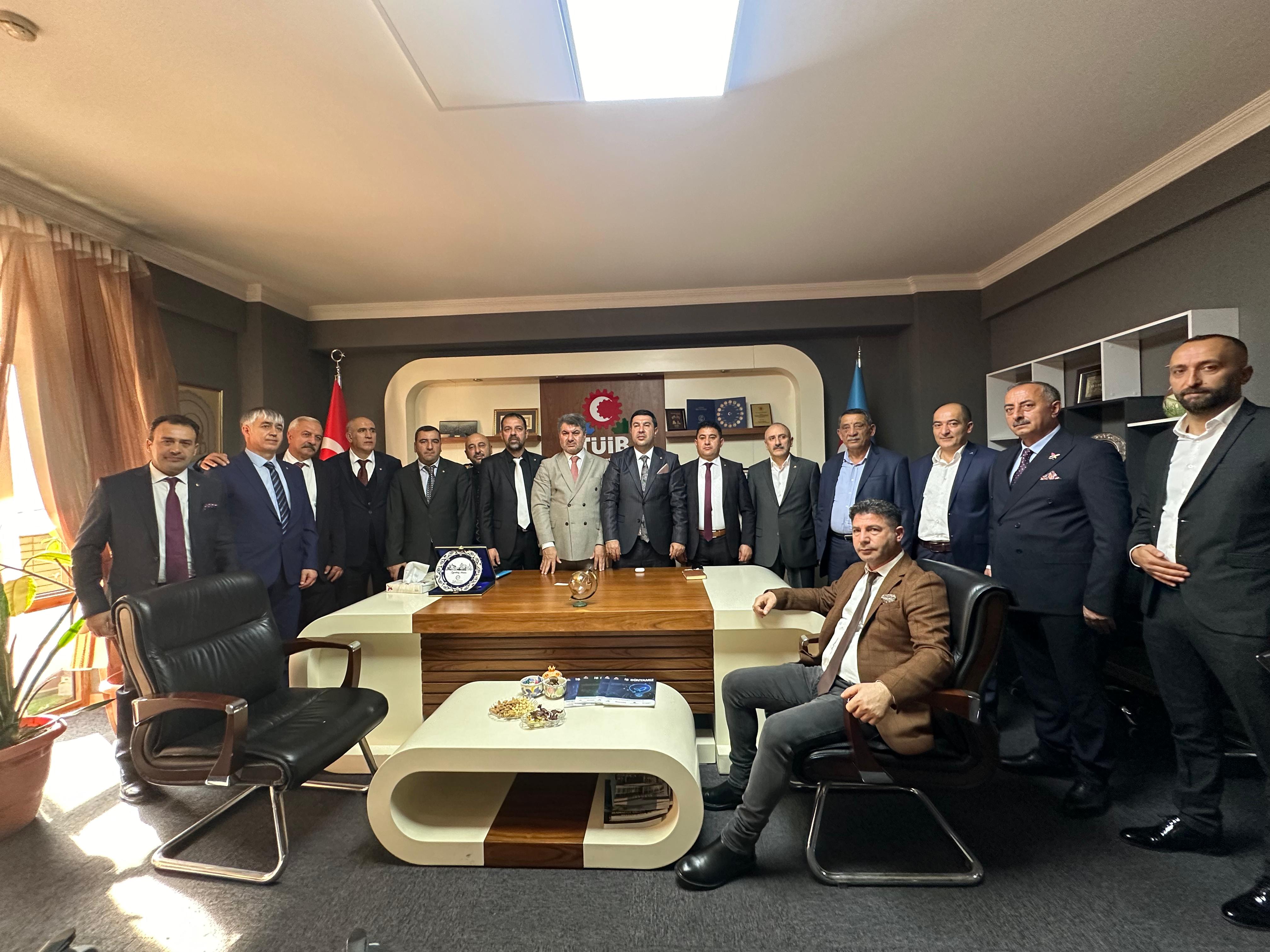 Kars Ticarət Palatasının İdarə Heyəti üzvləri və nümayəndə heyəti, Türkiyə-Azərbaycan İş Adamları və Sənayeçiləri İctimai Birliyinin (TÜİB) ofisini ziyarət edib.