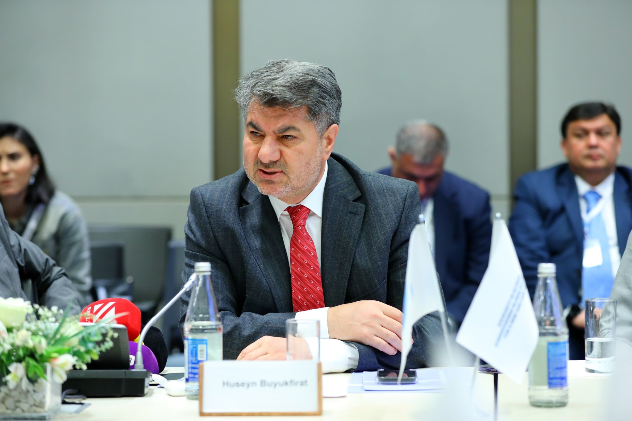D-8 QHT-lərinin ilk görüşündə Türkiyə-Azərbaycan İşadamları və Sənayeçiləri İctimai Birliyinin (TÜİB) sədri Hüseyin Büyükfırat panelist qismində iştirak edib.