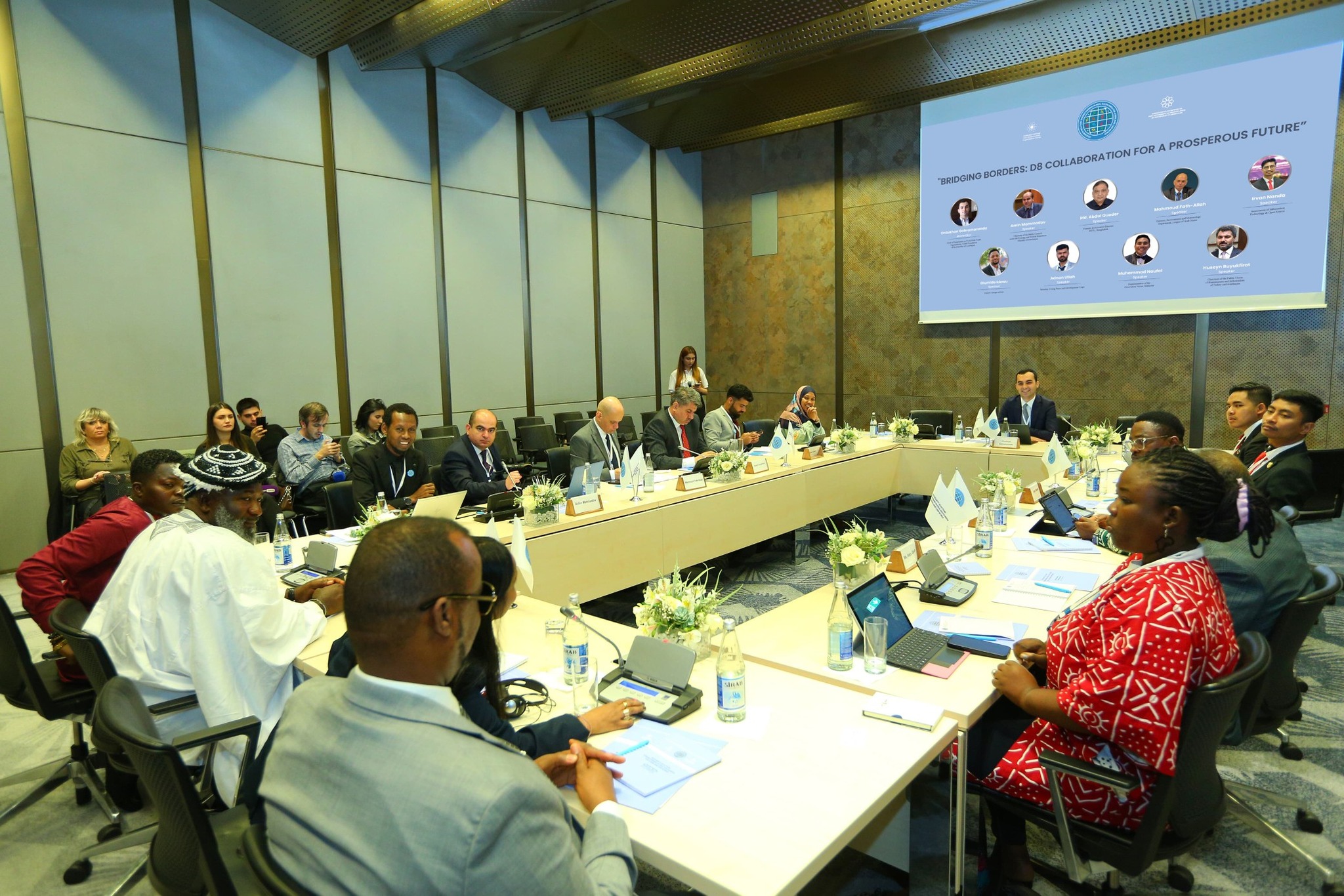 D-8 QHT-lərinin ilk görüşündə Türkiyə-Azərbaycan İşadamları və Sənayeçiləri İctimai Birliyinin (TÜİB) sədri Hüseyin Büyükfırat panelist qismində iştirak edib.