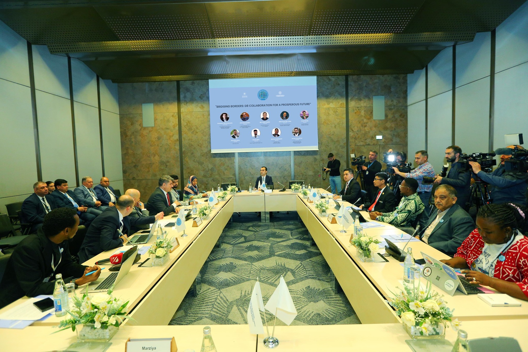 D-8 QHT-lərinin ilk görüşündə Türkiyə-Azərbaycan İşadamları və Sənayeçiləri İctimai Birliyinin (TÜİB) sədri Hüseyin Büyükfırat panelist qismində iştirak edib.