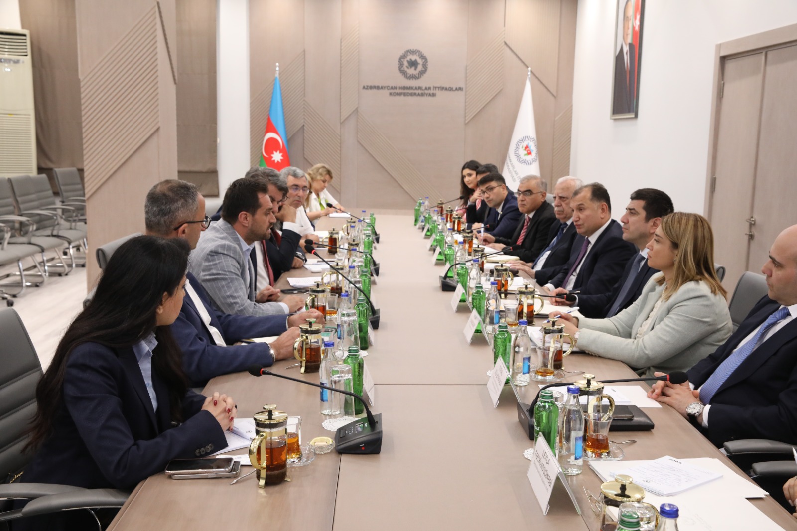 "Türkiyə və Azərbaycan İş Adamları və Sənayeçilər" İctimai Birliyinin (TÜİB) İdarə Heyətinin sədri Hüseyin Büyükfırat və İdarə Heyətinin üzvləri Azərbaycan Həmkarlar İttifaqları Konfederasiyasını (AHİK) ziyarət ediblər.