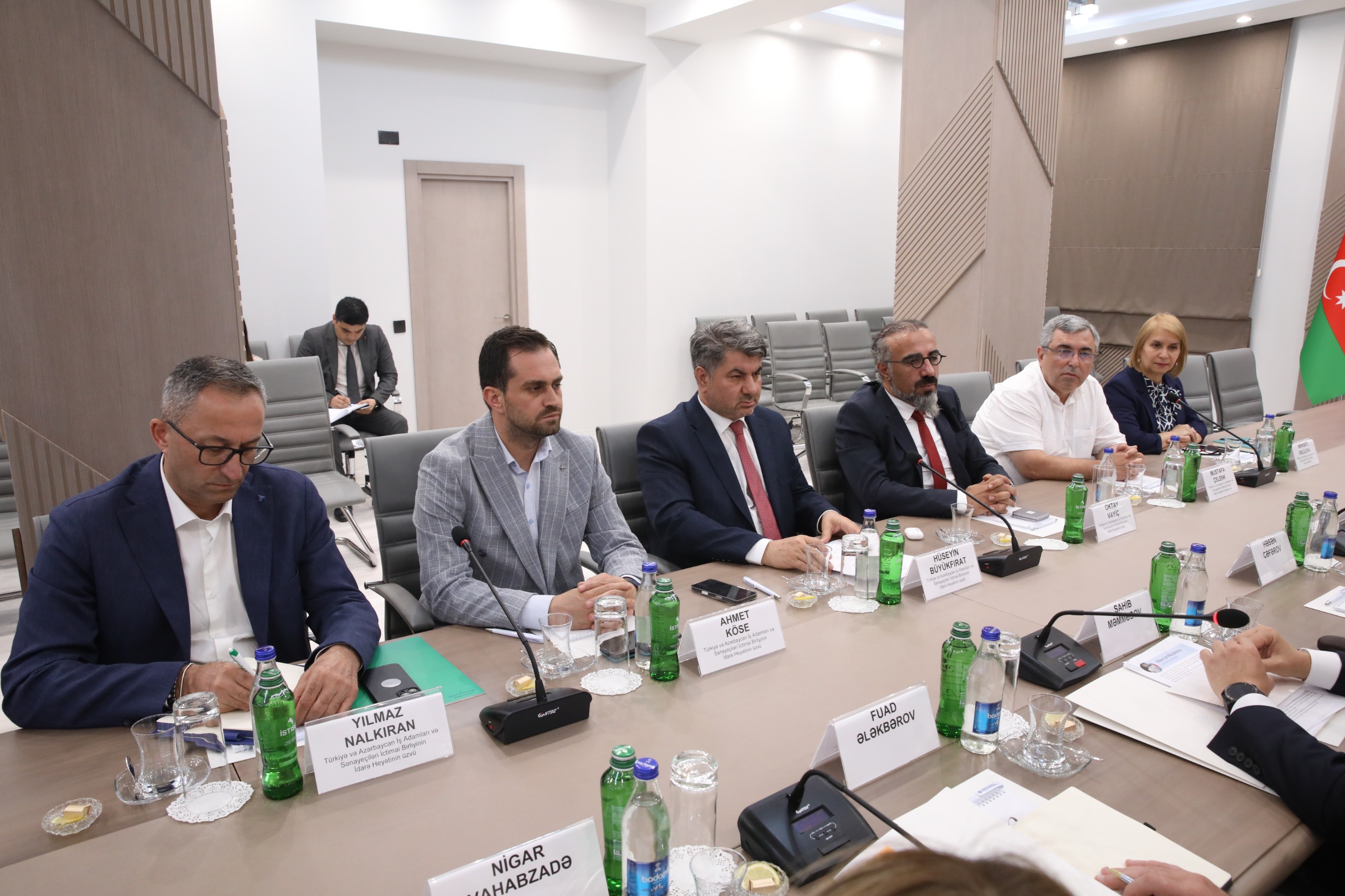 "Türkiyə və Azərbaycan İş Adamları və Sənayeçilər" İctimai Birliyinin (TÜİB) İdarə Heyətinin sədri Hüseyin Büyükfırat və İdarə Heyətinin üzvləri Azərbaycan Həmkarlar İttifaqları Konfederasiyasını (AHİK) ziyarət ediblər.