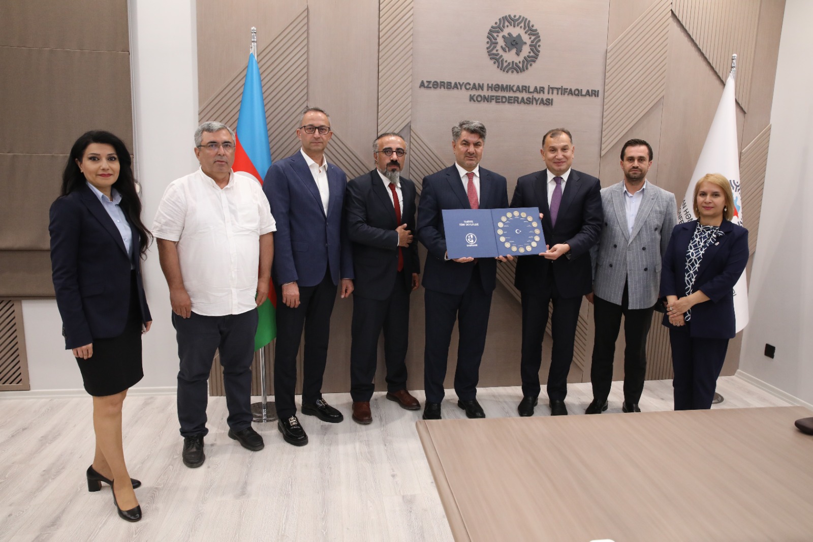 "Türkiyə və Azərbaycan İş Adamları və Sənayeçilər" İctimai Birliyinin (TÜİB) İdarə Heyətinin sədri Hüseyin Büyükfırat və İdarə Heyətinin üzvləri Azərbaycan Həmkarlar İttifaqları Konfederasiyasını (AHİK) ziyarət ediblər.