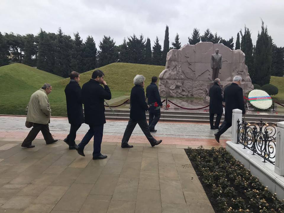 TUİB üzvləri Fəxri Xiyabanı ziyarət ediblər