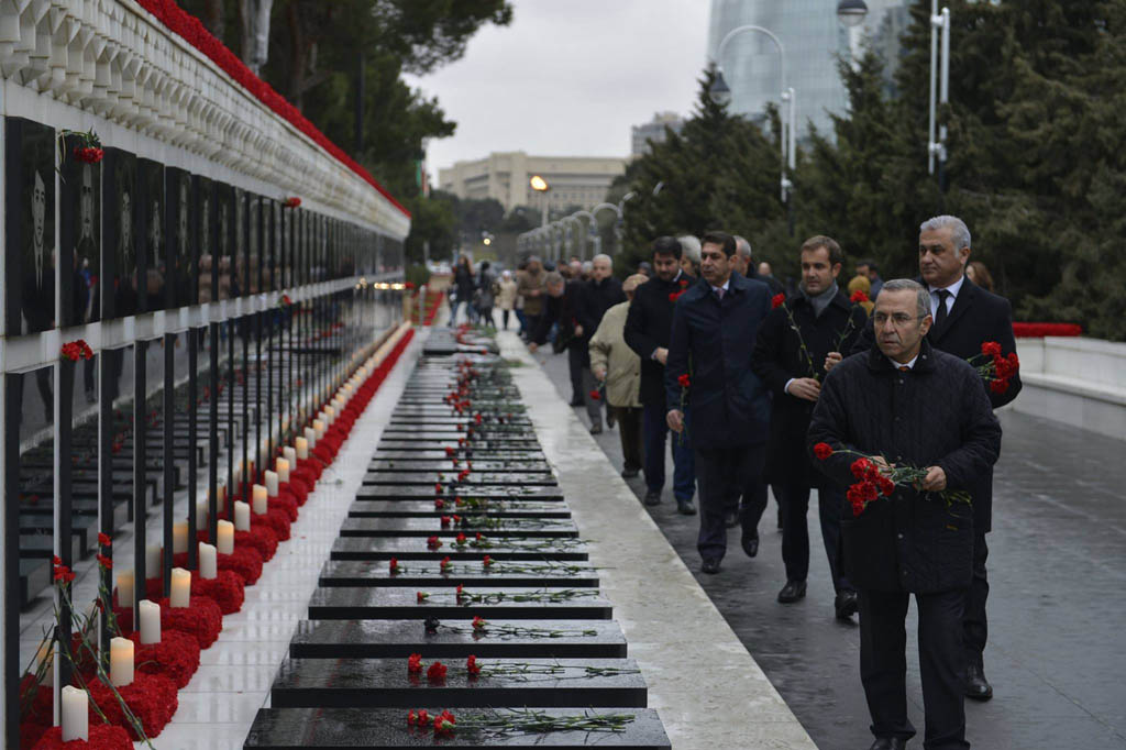 TUİB nümayəndə heyəti Şəhidlər Xiyabanını ziyarət edib