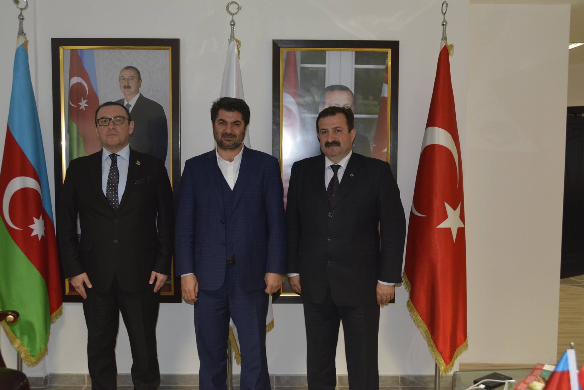 Azərbaycan Dövlət İqtisad Universitetinin Türk Dünyası İşlətmə Fakultəsinin dekanı Ferruh Tuzcuoğlu TÜİB ofisini ziyarət edib.