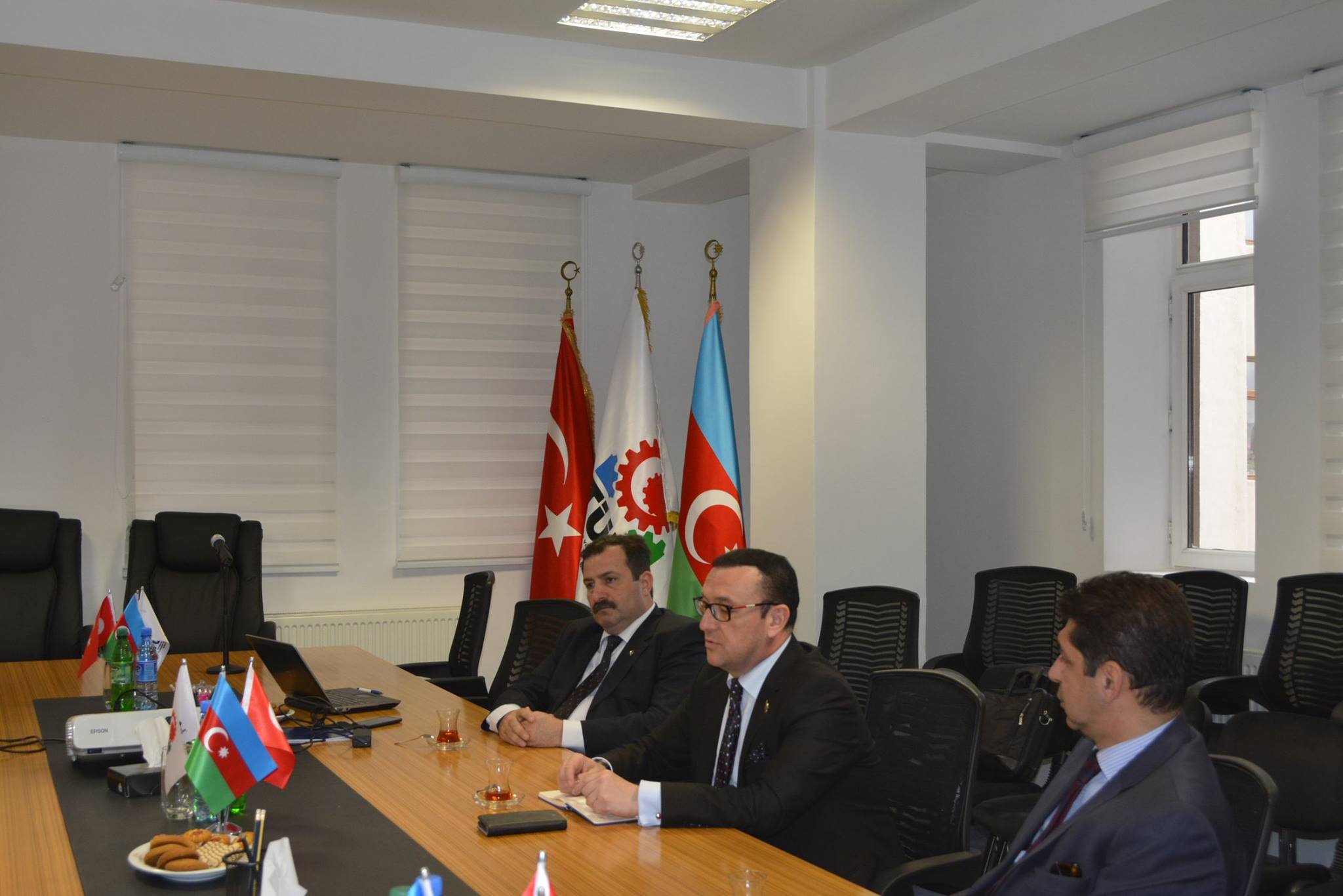 Azərbaycan Dövlət İqtisad Universitetinin Türk Dünyası İşlətmə Fakultəsinin dekanı Ferruh Tuzcuoğlu TÜİB ofisini ziyarət edib.