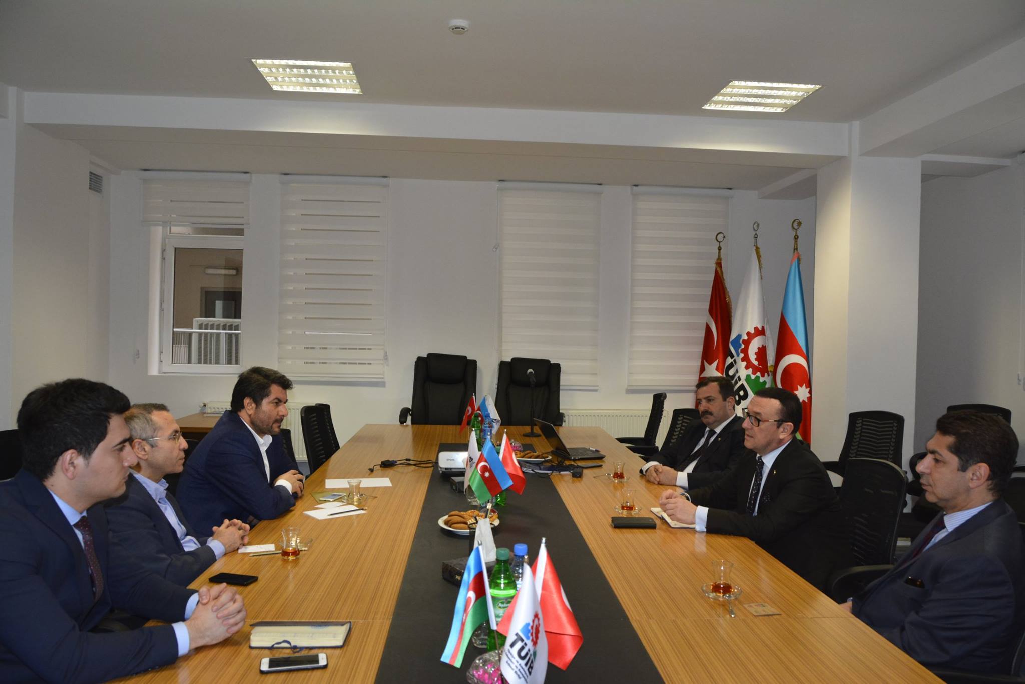 Azərbaycan Dövlət İqtisad Universitetinin Türk Dünyası İşlətmə Fakultəsinin dekanı Ferruh Tuzcuoğlu TÜİB ofisini ziyarət edib.