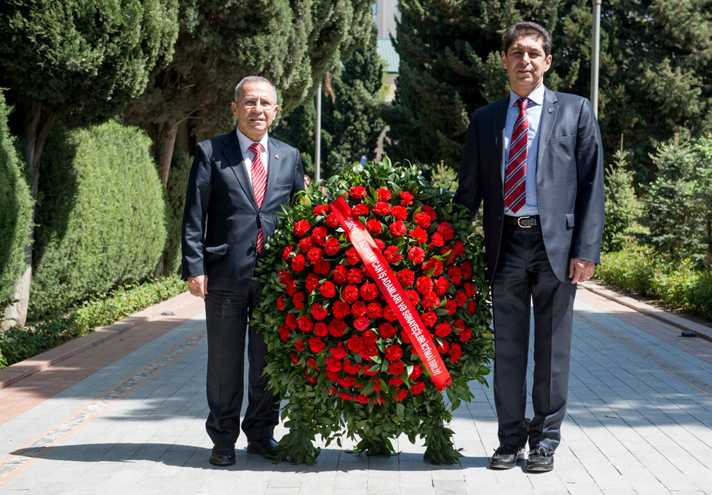 İdarə Heyətinin üzvləri Fəxri xiyabanda