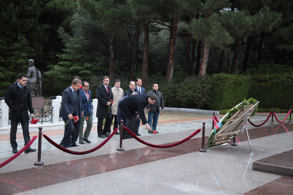 TUİB üzvləri Fəxri Xiyabanı və Şəhidlər Xiyabanını ziyarət ediblər