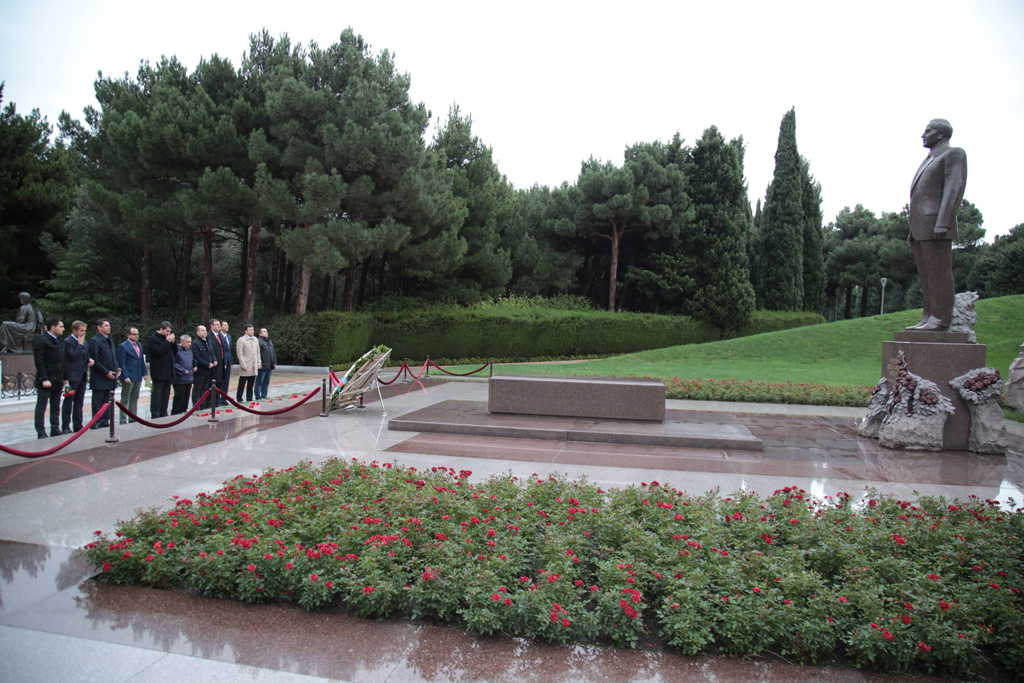 TUİB üzvləri Fəxri Xiyabanı və Şəhidlər Xiyabanını ziyarət ediblər