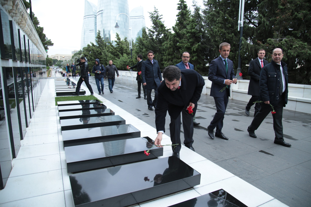 TUİB üzvləri Fəxri Xiyabanı və Şəhidlər Xiyabanını ziyarət ediblər