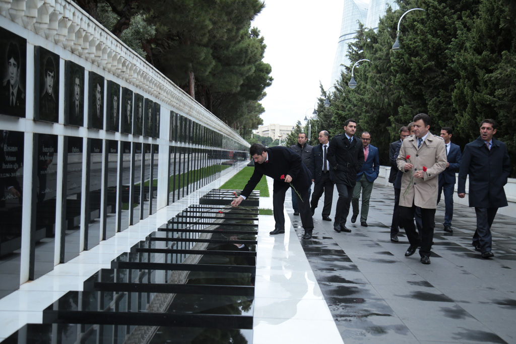 TUİB üzvləri Fəxri Xiyabanı və Şəhidlər Xiyabanını ziyarət ediblər