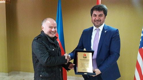 TÜİB rəhbəri Hüseyin Büyükfırat Türkiyənin TRT kanalının missiyasını başa vuran Bakı nümayəndəsini təltif edib