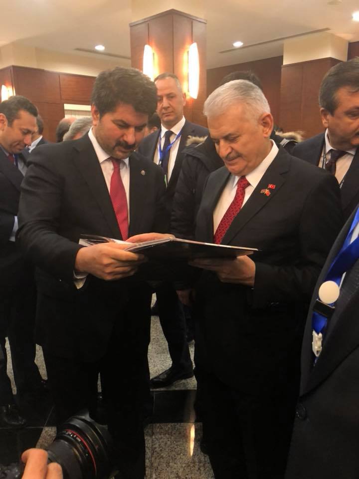 TÜİB başkanı Hüseyin Büyükfıratdan Azerbaycan’da bulunan Başbakan Binali Yıldırıma hediyye