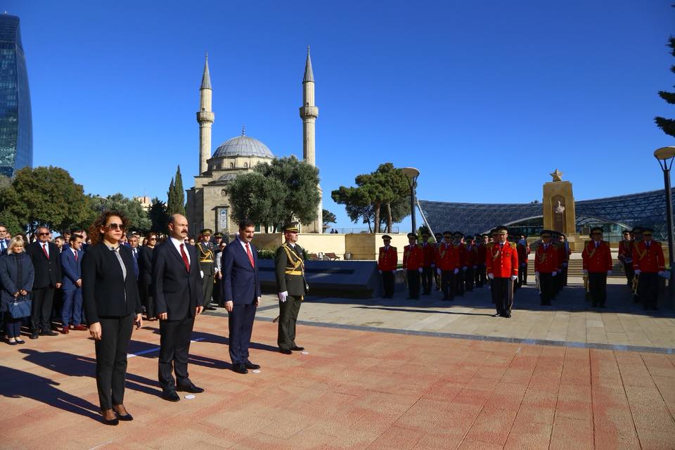 Türkiyənin Cümhuriyyət bayramı ilə əlaqədar olaraq Bakıda Türk şəhidliyi abidəsi və Şəhidlər xiyabanı ziyarət edilib