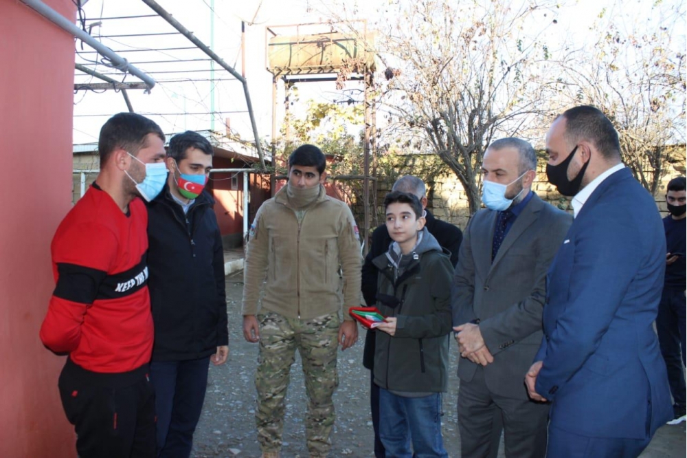 Biləsuvarda qazi ailələri ziyarət edildi.