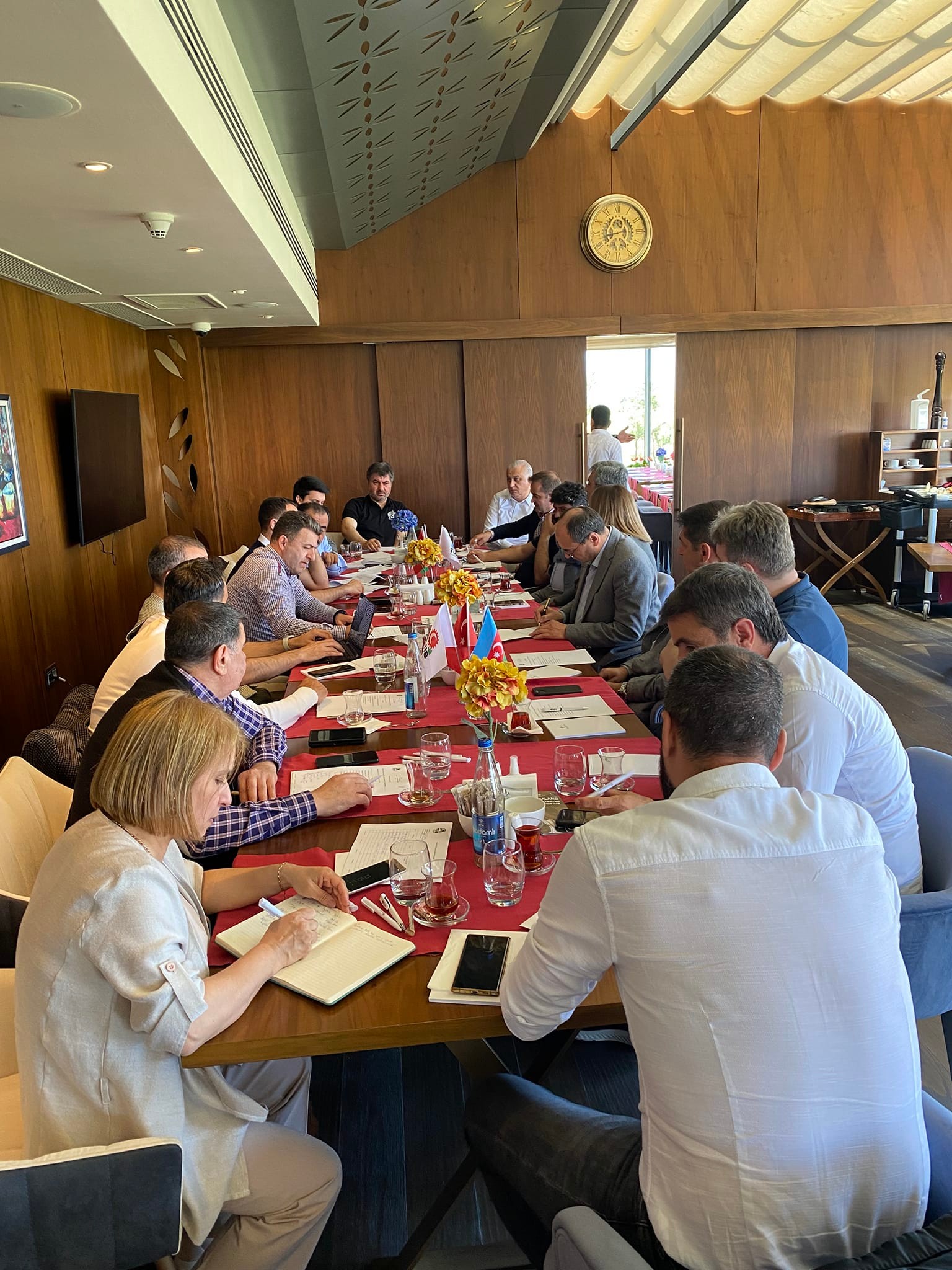 Türkiyə-Azərbaycan İş Adamları və Sənayeçiləri Birliyinin yeni İdare Heyetinin əsl və ehtiyat üzvləri işgüzar səhər yeməyində