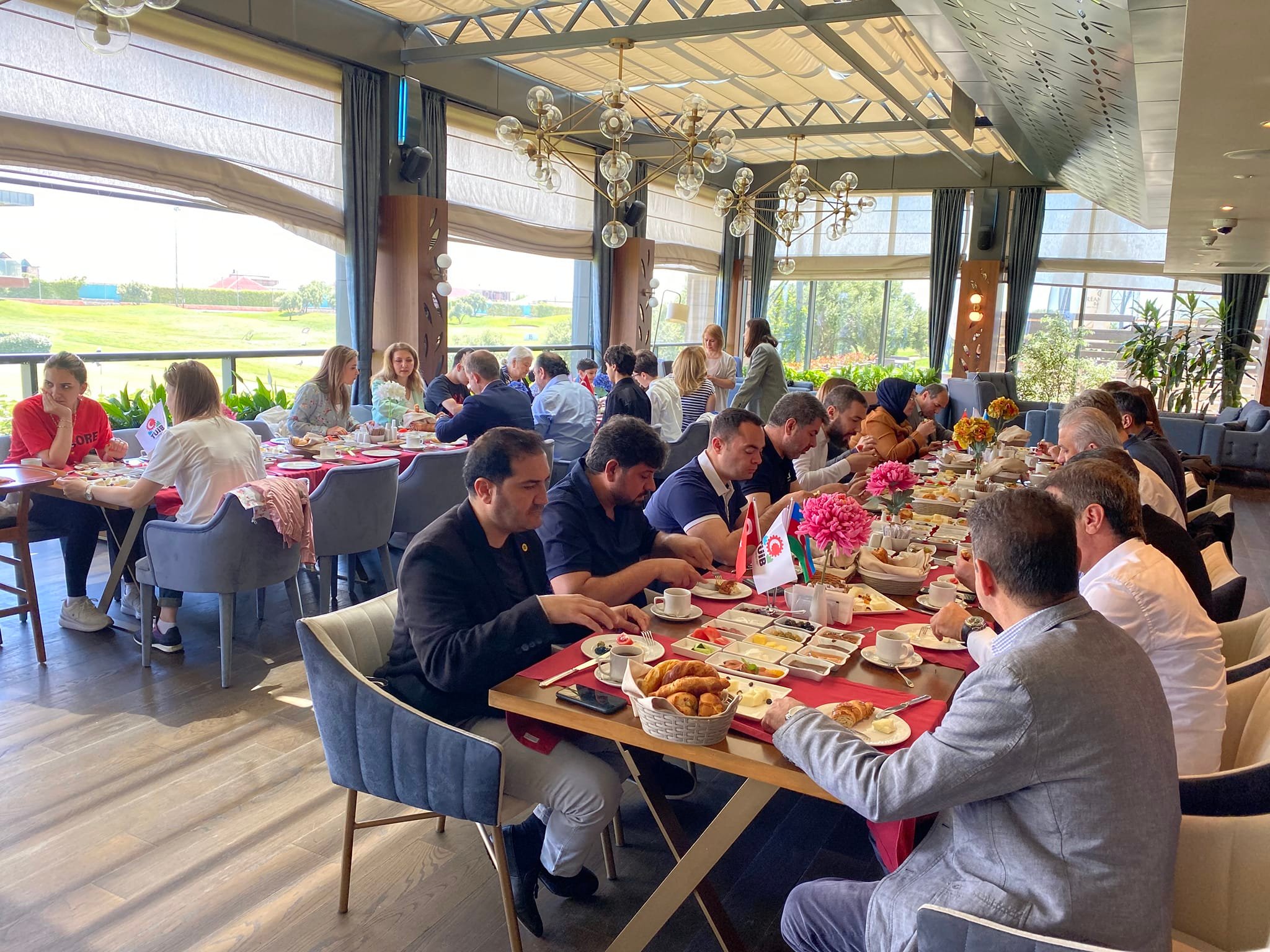 Türkiyə-Azərbaycan İş Adamları və Sənayeçiləri Birliyinin yeni İdare Heyetinin əsl və ehtiyat üzvləri işgüzar səhər yeməyində