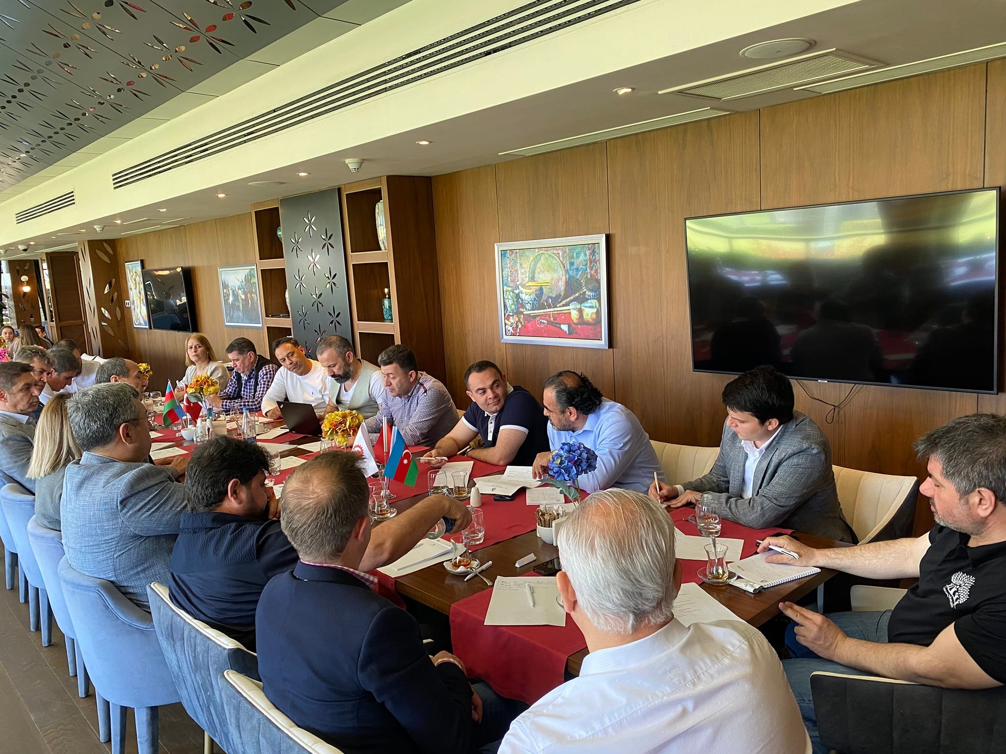 Türkiyə-Azərbaycan İş Adamları və Sənayeçiləri Birliyinin yeni İdare Heyetinin əsl və ehtiyat üzvləri işgüzar səhər yeməyində