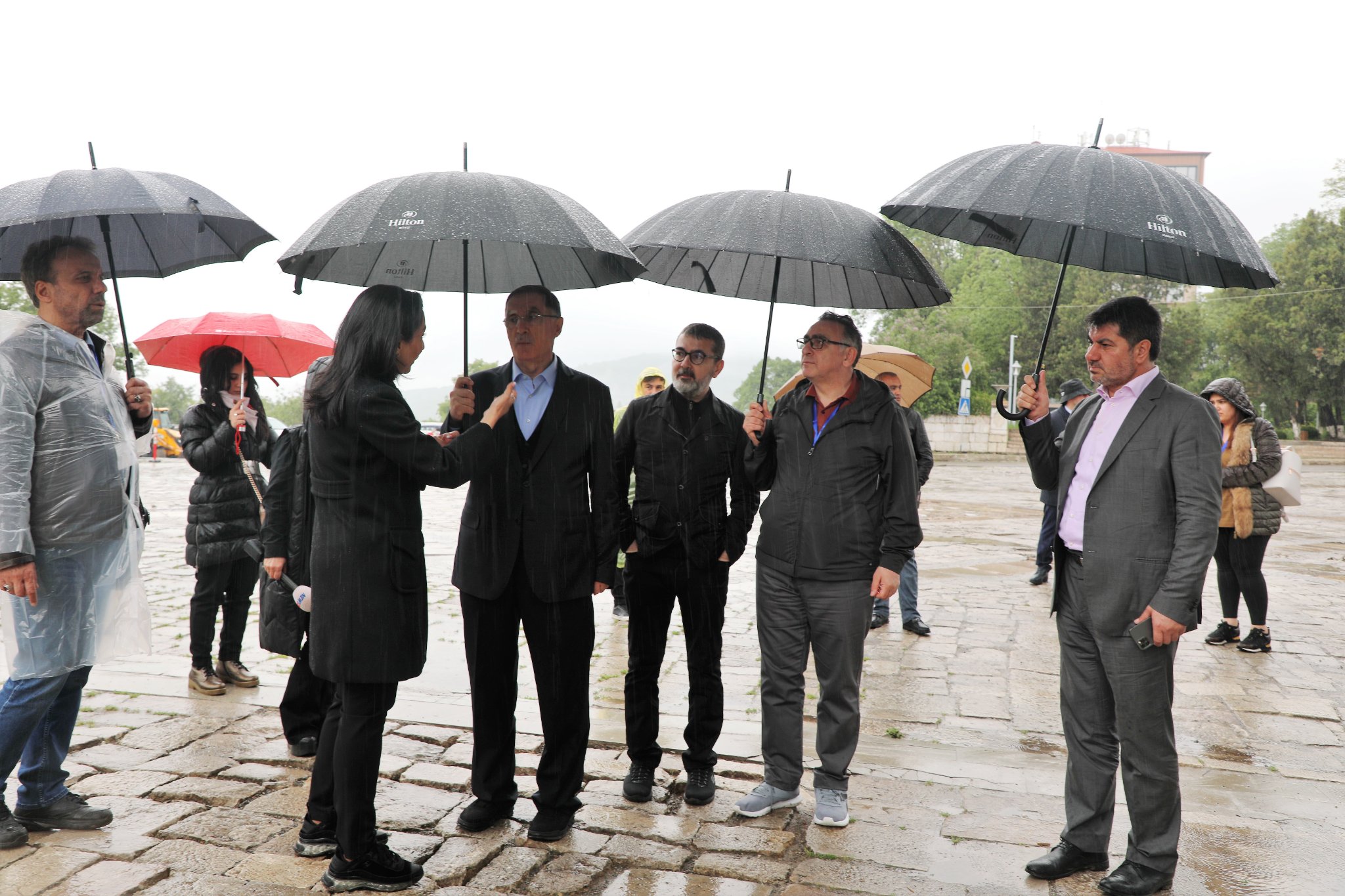 Türkiyə-Azərbaycan İş Adamları və Sənayeçiləri Birliyinin İdarə Heyəti vəTÜİB üzvləri Türkiyənin Baş ombudsmanı Şeref Malkoç ilə Azərbaycanın tarixi mədəni irsində xüsusi yeri olan Şuşada