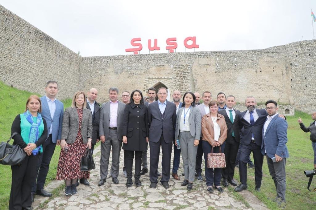 Türkiyə-Azərbaycan İş Adamları və Sənayeçiləri Birliyinin İdarə Heyəti vəTÜİB üzvləri Türkiyənin Baş ombudsmanı Şeref Malkoç ilə  Azərbaycanın tarixi mədəni irsində xüsusi yeri olan Şuşada