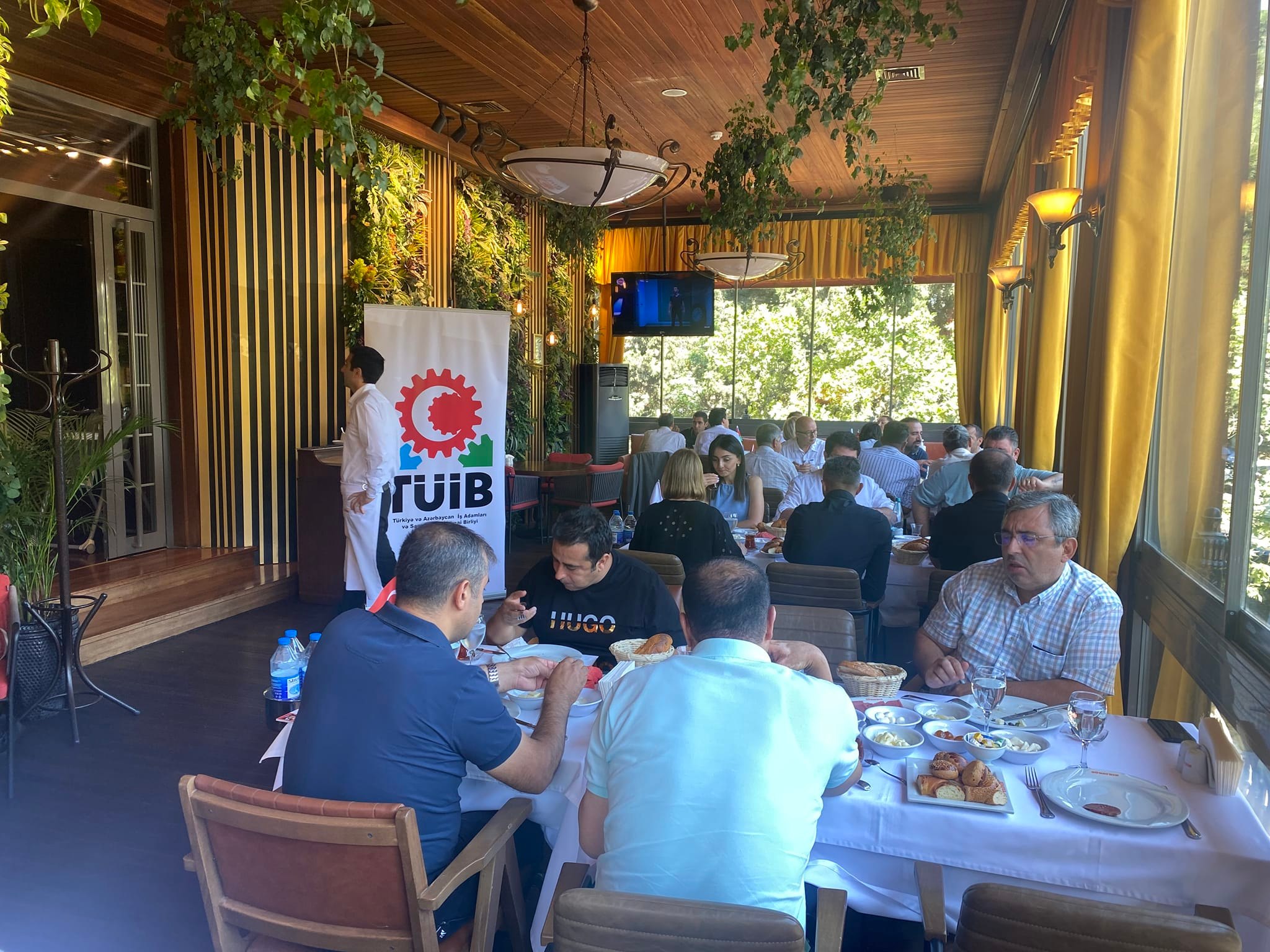 Türkiyə-Azərbaycan İş Adamları və Sənayeçiləri Birliyinin (TÜİB) üzvləri növbəti işgüzar səhər yeməyində bir araya gəliblər