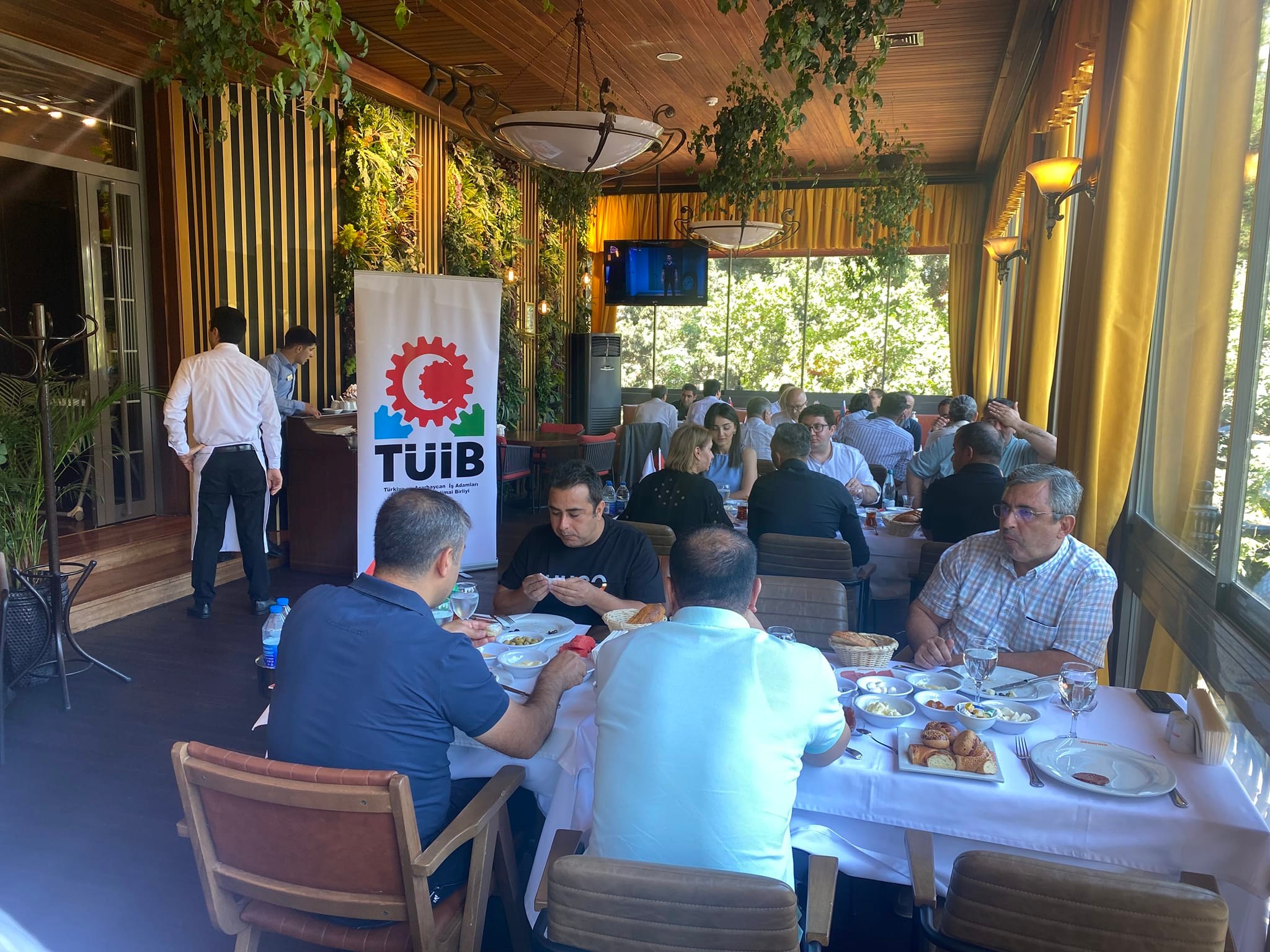 Türkiyə-Azərbaycan İş Adamları və Sənayeçiləri Birliyinin (TÜİB) üzvləri növbəti işgüzar səhər yeməyində bir araya gəliblər