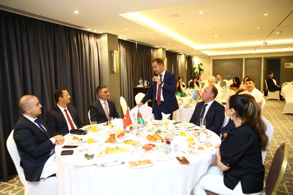  19 avqust 2022-ci il tarixində Hyatt Regency Hotelin Şuşa zalında növbəti ənənəvi “ TÜİB İşgüzar Səhər Yeməyi” təşkil olunub.