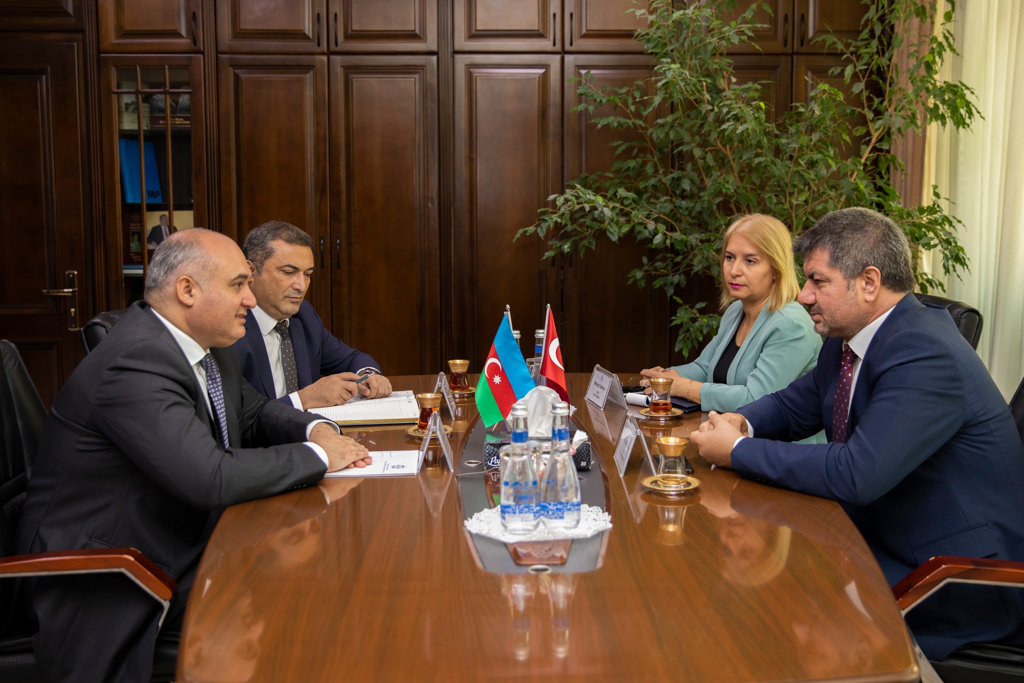 TÜİB İdarə Heyətinin Sədri Hüseyin Büyükfırat Dövlət Sosial Müdafiə Fondunun (DSMF) Sədri Himalay Məmişov bir araya gəlib.