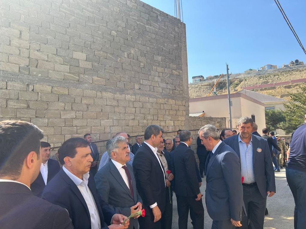 Vətən müharibəsi şəhidi,Azərbaycan Silahlı Qüvvələrinin mayoru Əhədzadə İlkin Qələmşah oğlunun adı yaşadığı küçəyə verilib.