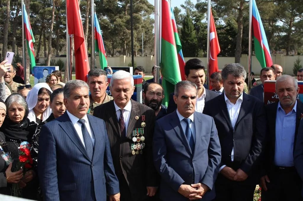 Vətən müharibəsi şəhidi,Azərbaycan Silahlı Qüvvələrinin mayoru Əhədzadə İlkin Qələmşah oğlunun adı yaşadığı küçəyə verilib.